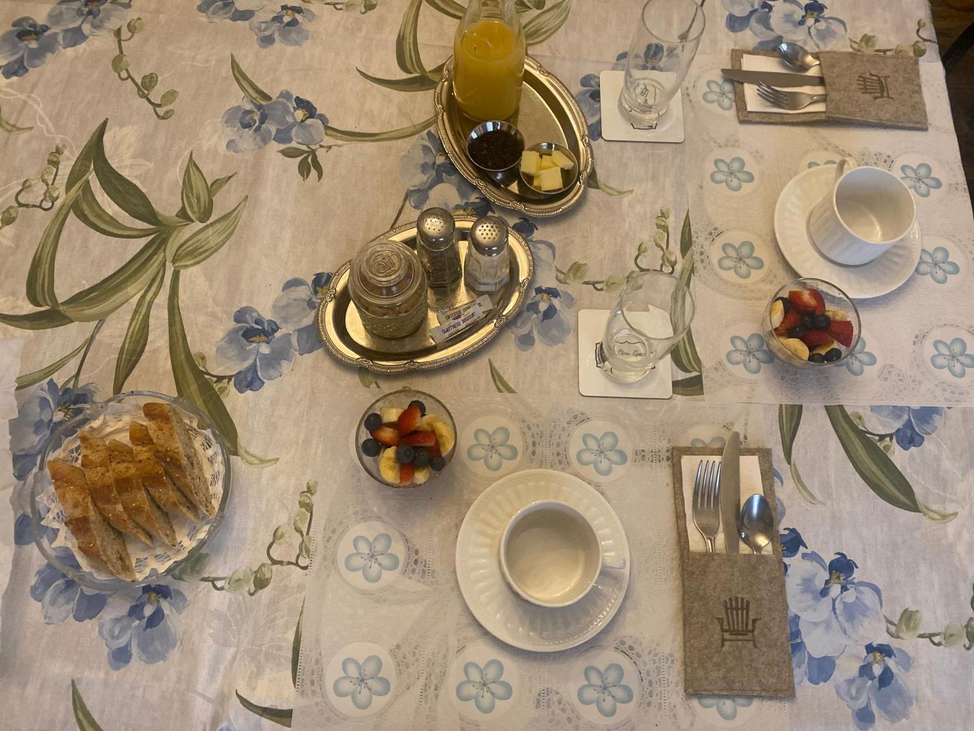 Blue Spruce Bed And Breakfast Muskoka Грейвенхерст Экстерьер фото